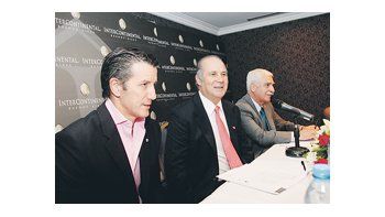 Comparada, Álvarez de Olivera y Lascurain posan para los fotógrafos en la presentación de la lista oficialista de Independiente, en un hotel céntrico.