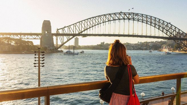 El sistema SkillSelect de Australia conecta a profesionales calificados con empleos en demanda, facilitando el acceso a visas y residencia permanente.