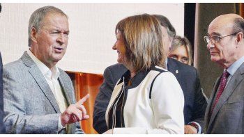 Fuerzas federales. La ministra de Seguridad de la Nación, Patricia Bullrich, firmó ayer un plan de seguridad con el gobernador cordobés Juan Schiaretti y comprometió efectivos de la Policía Federal y la Gendarmería para los “puntos más calientes” de la provincia. En esa línea se conformó un comité operativo que delineará un plan de acción para la provincia.