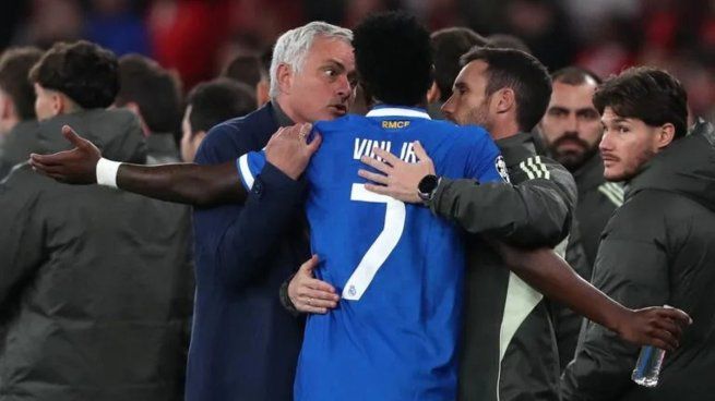 Mourinho tranquilizando a Vinícius