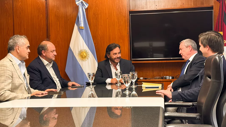 El gobernador Gustavo Saénz recibió a Keith Green, gerente de Asuntos Corporativos de Fist Quantum para Latinoamérica, y a Germán Pérez, gerente de Administración y Finanzas de la compañía. También estuvieron el ministro de Gobierno, Ricardo Villada, y el delegado de Casa de Salta, Martín Plaza. El gobernador Gustavo Saénz recibió a Keith Green, gerente de Asuntos Corporativos de Fist Quantum para Latinoamérica, y a Germán Pérez, gerente de Administración y Finanzas de la compañía. También estuvieron el ministro de Gobierno, Ricardo Villada, y el delegado de Casa de Salta, Martín Plaza.