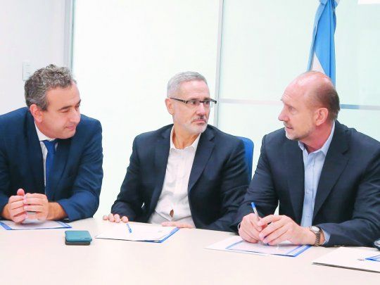 Acuerdo. Pablo Javkin, intendente de Rosario; Marcelo Saín, ministro de Seguridad santafesino, y el gobernador Omar Perotti intercambian propuestas para poner en marcha la Mesa de Coordinación de Seguridad.