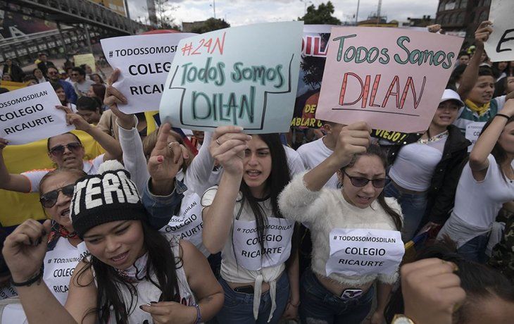 Las manifestaciones contin&uacute;an en las calles de Colombia. Miles de j&oacute;venes reclaman justicia por Dylan Cruz, quien se debate entre la vida y la muerte.
