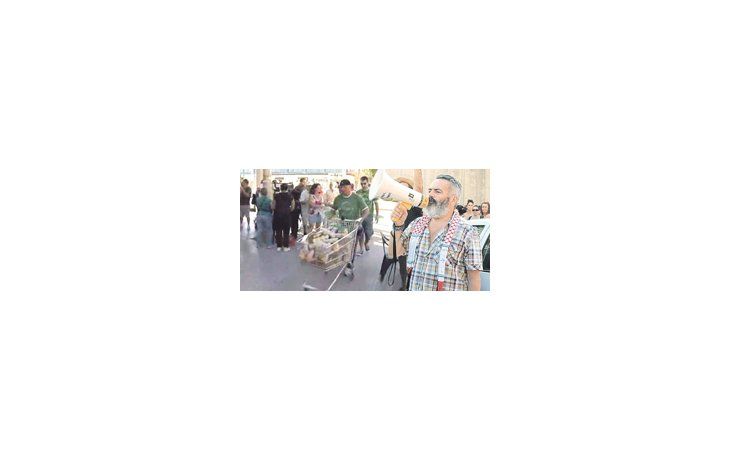 El diputado autonómico de Izquierda Unida Juan Manuel Sánchez fue uno de los organizadores de los saqueosen Arcos de la Frontera y Écija, cuya grabación fue subida a Youtube. Allí, la desocupación llega al 32%.