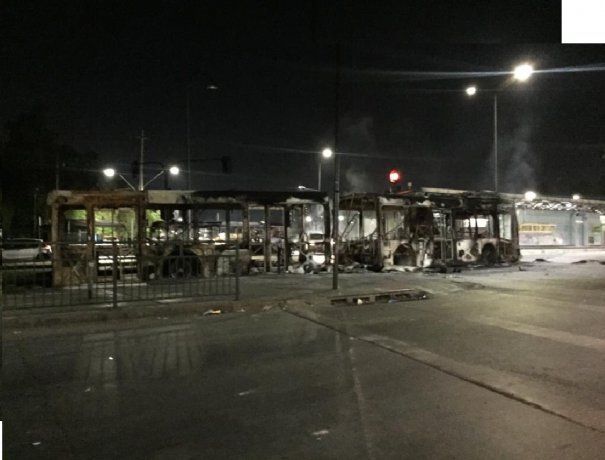Varias unidades del sistema de transporte Transantiago fueron quemadas.