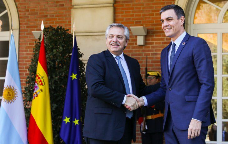Alberto Fernández junto a Pedro Sánchez.