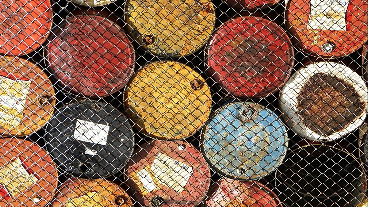 Oil plummeted on news linked to Venezuela