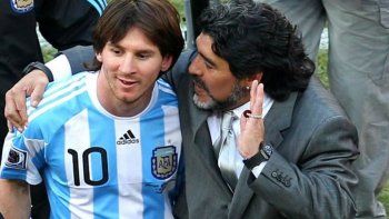 Maradona y Messi en sociedad, durante el Mundial 2010.