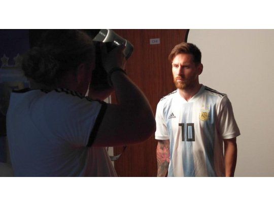 Lionel Messi, con gesto adusto, posa para la cámara. (Foto Prensa FIFA).