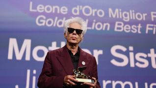 El director estadounidense Jim Jarmusch recibió el León de Oro en el Festival Internacional de Cine de Venecia 2025 por su película Father Mother Sister Brother, sorprendiendo a la crítica y al público con su estilo único.