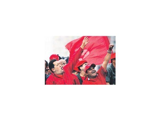 Hugo Chávez saluda a una multitud congregada en la cuidad de Guatire, cerca de Caracas.