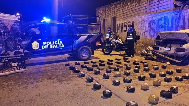 Por el impacto del golpe se abrieron las puertas y el baúl y quedó al descubierto un cargamento de 60 kilos de marihuana compactada.