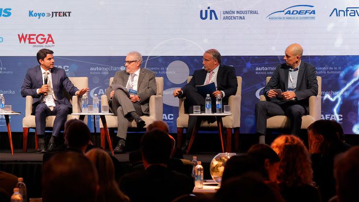 Durante el panel participaron Igor Calvet (titular de Anfavea), Rodrigo Pérez Graziano (Adefa), Cláudio Sahad (Sindipeças) y Juan Cantarella (AFAC), quienes coincidieron en la necesidad de actuar con urgencia.
