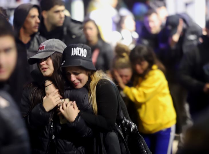 Flores, banderas, camisetas y canciones acompañaron la despedida del exlíder de Los Redondos. Flores, banderas, camisetas y canciones acompañaron la despedida del exlíder de Los Redondos.