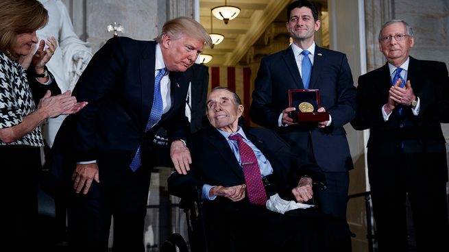 El exsenador y excandidato presidencial Bob Dole (centro), junto al entonces presidente Donald Trump y los entonces jefes republicanos de la Cámara de Representantes, Paul Ryan, y del Senado, Mitch McConnell.