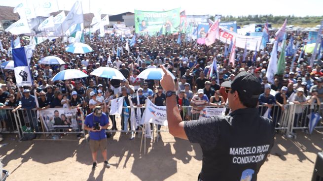 El secretario General del Sindicato de Petroleros Privados de Río Negro, Neuquén y La Pampa, Marcelo Rucci, hablando ante una multitud.&nbsp;