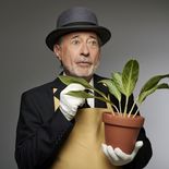 Guillermo Francella encarna a Chance Gardiner, un hombre de inteligencia limitada que pasa de vivir aislado cuidando un jardín a convertirse en una figura idolatrada por los círculos de poder. Guillermo Francella encarna a Chance Gardiner, un hombre de inteligencia limitada que pasa de vivir aislado cuidando un jardín a convertirse en una figura idolatrada por los círculos de poder.