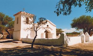 La Capilla Nuestra Señora del Rosario, en Anillaco, es uno de los íconos de la sorprendente Ruta del Adobe, rica en antiguas construcciones de carácter religioso.