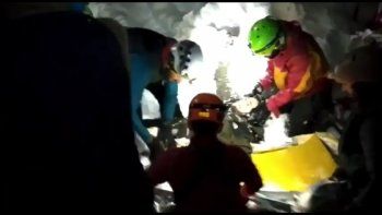 Milagro: un perro salvó a un esquiador enterrado bajo un metro y medio de nieve por una avalancha en Ushuaia