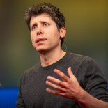 Sam Altman admitió que se equivocó al calcular la velocidad con la que la inteligencia artificial iba a transformar la economía. También cuestionó a la propia industria por haber presentado la tecnología como una amenaza antes que explicar sus potenciales beneficios.&nbsp;