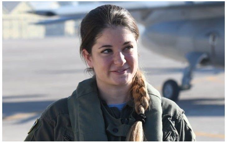 Sofía Vier, la joven cordobesa a la que su amigos bautizaron como “Teniente Marvel”, al finalizar su vuelo de bautismo en un avión de entrenamiento.