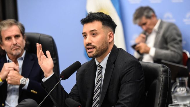 Alejandro Cacace expuso en la Comisión de Presupuesto y hacienda.