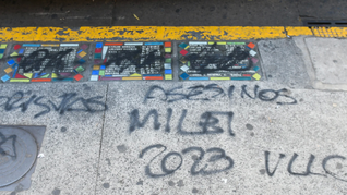 Las baldosas de la memoria fueron vandalizadas.&nbsp;