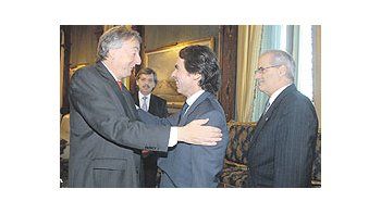 ámbito.com | Néstor Kirchner lo dejó al ex premier español José María Aznar con la idea de que puededejar la presidencia y no correr por una reelección. Fue en la recepción que le hizo en gobiernojunto a Alberto Fernández y Jorge Taiana. Igual ayer jugueteó el Pre