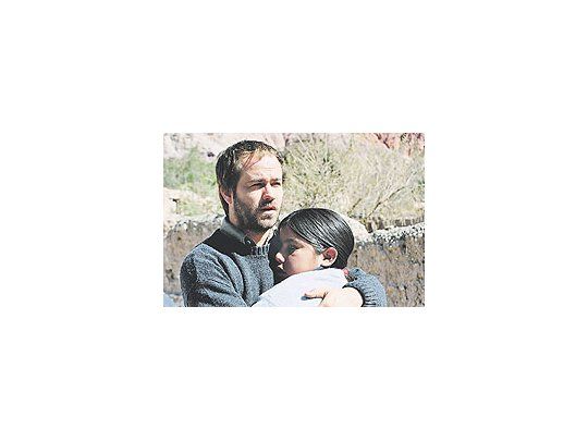 Gaston Pauls es el forastero que despierta el primer sentimiento amoroso en una niñajujeña (Marina Vilte), en «Una estrella y dos cafés», de Alberto Lecchi, quien trata eltema con la delicadeza necesaria.