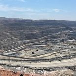 Pit de la mina de cobre Kansanshi. En Zambia, la minería representa más del 70% de las exportaciones nacionales y es la principal fuente de ingresos para miles de familias del Copperbelt. El 90% de los ingresos actuales de FQM proviene de este país. Pit de la mina de cobre Kansanshi. En Zambia, la minería representa más del 70% de las exportaciones nacionales y es la principal fuente de ingresos para miles de familias del Copperbelt. El 90% de los ingresos actuales de FQM proviene de este país.