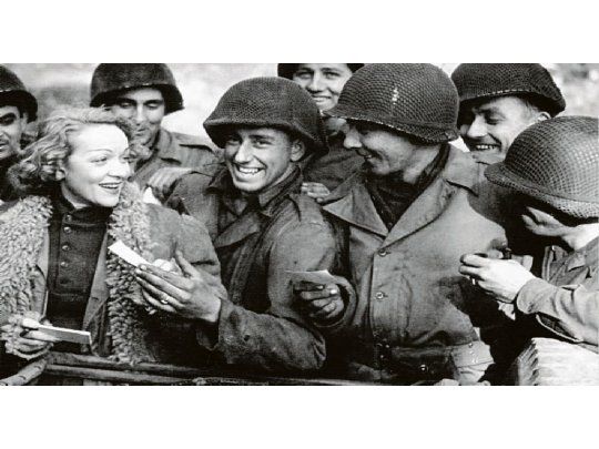 Marlene. La estrella alemana con las tropas norteamericanas.