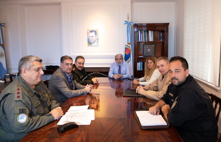 El ministro de Seguridad de la Nación, Aníbal Fernández, se reunió con los jefes de las cuatro Fuerzas Federales para evaluar las acciones desplegadas en Villa Mascardi.