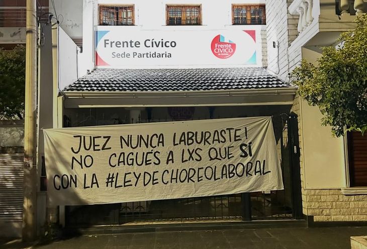 La bandera contra el senador Luis Juez. La bandera contra el senador Luis Juez.