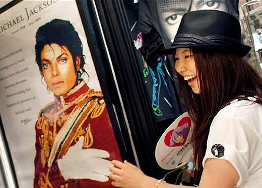 En Tokio, Japón decidieron que la mejor forma de recordar el cumpleaños de artista era poner una tienda de recuerdos
