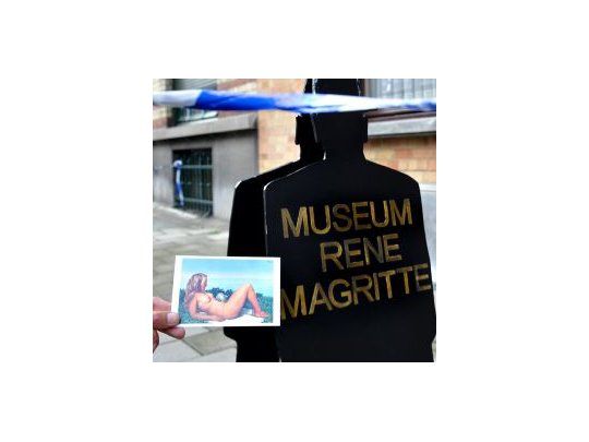 La pintura fue robada el 24 de septiembre de 2009 por dos hombres que actuaron a cara descubierta en el pequeño museo que acoge la antigua casa del matrimonio Magritte en Jette.