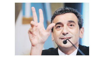 Florencio Randazzo anunció ayer que 2012 será el último año de aumento de los subsidios para las tarifas de colectivos y micros. Desde 2013, subas o no de precios serán responsabilidad de gobernadores e intendentes.