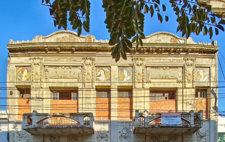La fachada de Solís 1835 recupera su impronta Art Nouveau con los históricos paños cerámicos belgas que sobrevivieron más de 120 años en Constitución La fachada de Solís 1835 recupera su impronta Art Nouveau con los históricos paños cerámicos belgas que sobrevivieron más de 120 años en Constitución