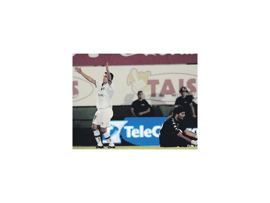 David Ramírez festeja su gol ante el desconsuelo de Javier García que queda en el suelo lamentándose. Vélez le ganó a Tigre en su cancha y le complicó mucho las cosas.