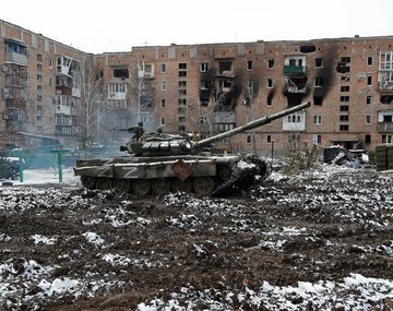 Un tanque con la letra Z pintada se ve delante de un edificio residencial que fue dañado durante el conflicto entre Ucrania y Rusia en la ciudad de Volnovaja, controlada por separatistas, en la región de Donetsk, Ucrania. 