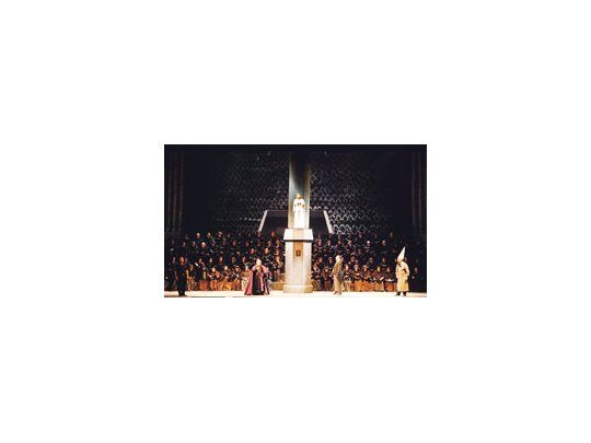 Vera Cirkovic hizo una impetuosa Juana de Arco en el oratorio de Honegger, cuya conocida versión de Roberto Platé se constriñó al escenario del Coliseo.