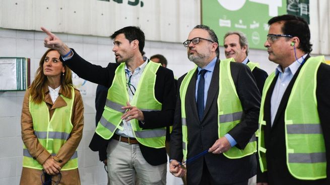 El ministro de Desarrollo Productivo, Matías Kulfas, junto a la diputada Victoria Tolosa Paz en la recorrida por la planta de CCU Argentina.&nbsp;