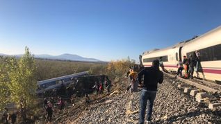 El impacto entre los dos trenes de alta velocidad provocó el vuelco de coches y un amplio despliegue de emergencia.