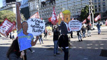 Distancia social: la izquierda marchó por microcentro en solidaridad con las revueltas en EEUU.