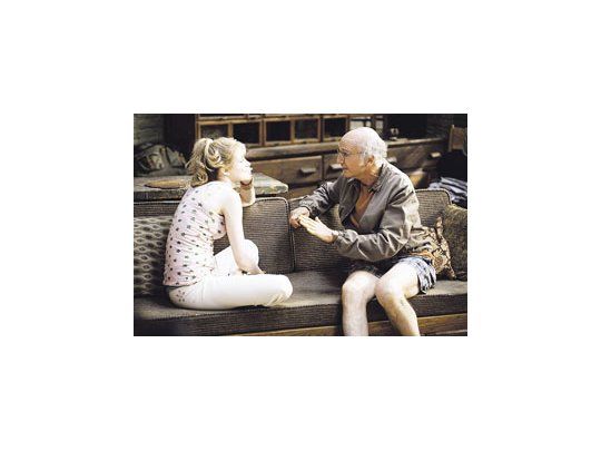 Larry David y Evan Rachel Wood en «Que la cosa funcione», un viejo guión de Woody Allen que no logra disimular el paso del tiempo.