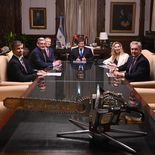 Javier Milie, Pablo Quirno y Karina Milei recibieron a Ron Hochstein y José Morea de Vicuña. Javier Milie, Pablo Quirno y Karina Milei recibieron a Ron Hochstein y José Morea de Vicuña.
