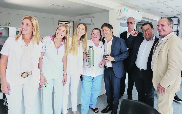 Gestión. Axel Kicillof, acompañado por el ministro de Salud, Daniel Gollán, inauguró ayer en Brandsen un Centro de Atención Primaria.