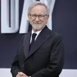 La nueva película combina ciencia ficción, thriller político y teorías sobre ovnis en una historia atravesada por conspiraciones, fe y el poder de los medios de comunicación. La nueva película combina ciencia ficción, thriller político y teorías sobre ovnis en una historia atravesada por conspiraciones, fe y el poder de los medios de comunicación.