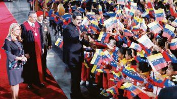 MILITARIZADO. Pocas personas pudieron acercarse a la jura de Nicolás Maduro debido a la fuerte custodia castrense. El sucesor de Hugo Chávez se aferra al poder.
