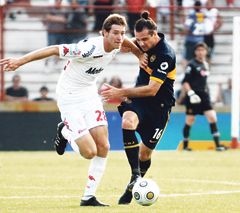 Mario Bolatti and Guillermo Marino fight for the ball. Hurricane and Boca bored in a game where there were almost no goal situations. Mario Bolatti and Guillermo Marino fight for the ball. Hurricane and Boca bored in a game where there were almost no goal situations.