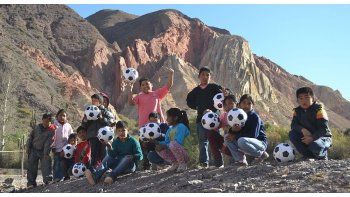 ámbito.com | FC BOLA.  Entregó pelotas en varias provincias y en Brasil, Ecuador y Bolivia.